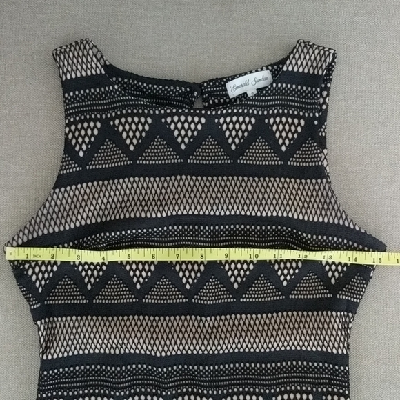 Sleeveless Lace Dress - Picture 6 of 9